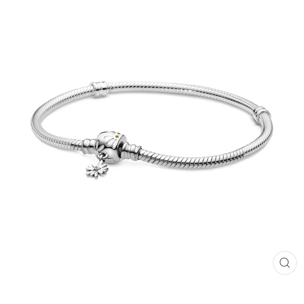 Pandora Silver Daisy Clasp Bracelet-lightly used. Size 8.3 inch